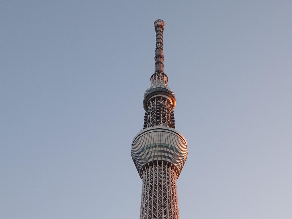 初日の出が当たるスカイツリー