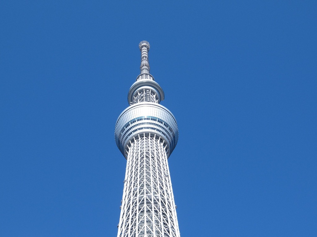 青空に白く映えるスカイツリー