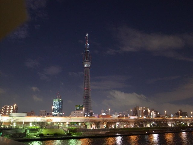 夜の建設中スカイツリー