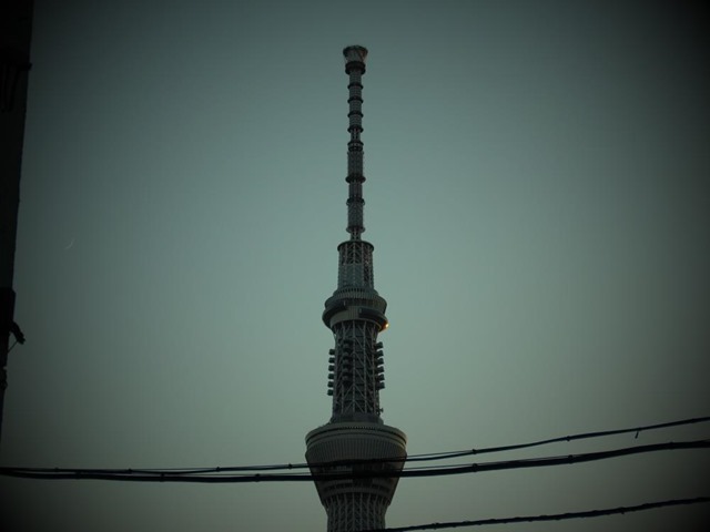 スカイツリーにわずかな光