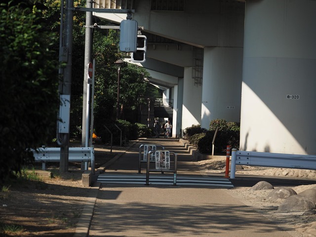 朝の高速下